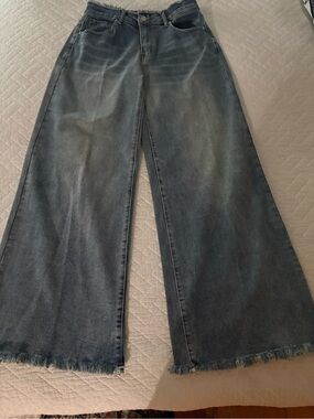 NWOT AKIRA Wide Leg Frayed Hem Women’s Jeans